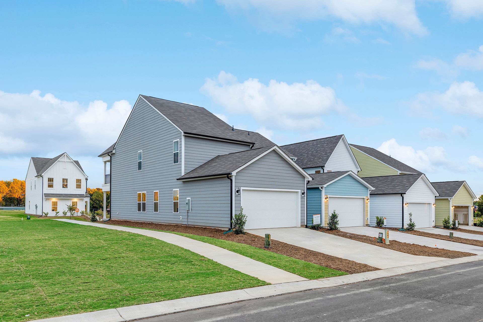 A row of houses are sitting next to each other in a residential neighborhood.