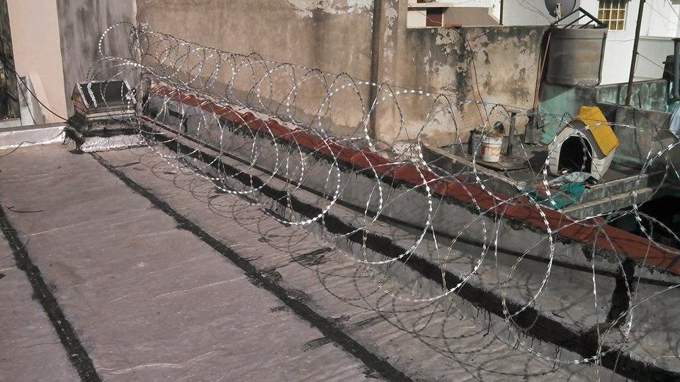 Valla de seguridad de alambre de púas sobre un tejado plano.