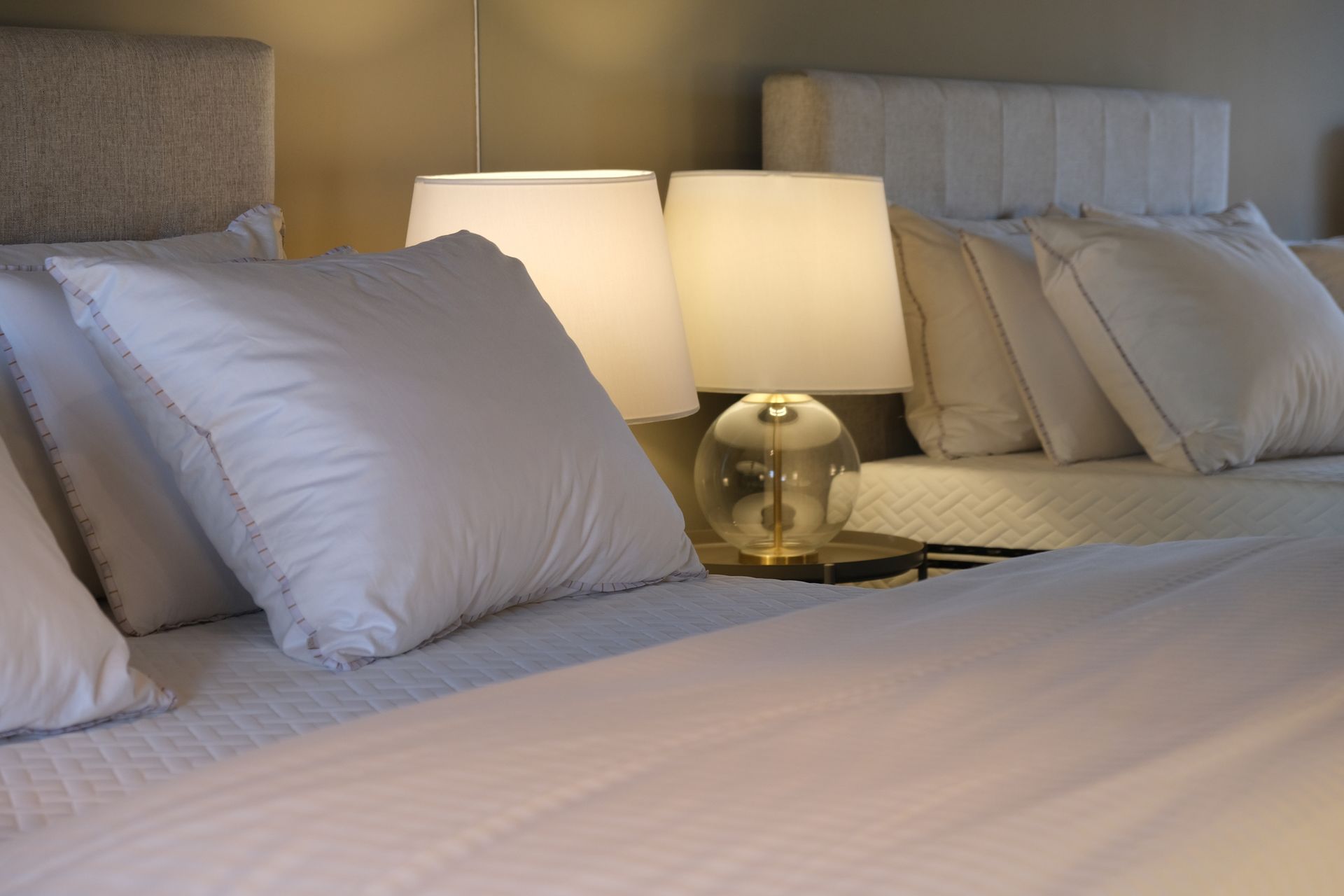 quarto contemporâneo decorado com cama persono e colchão de gama media para descanso personalizado