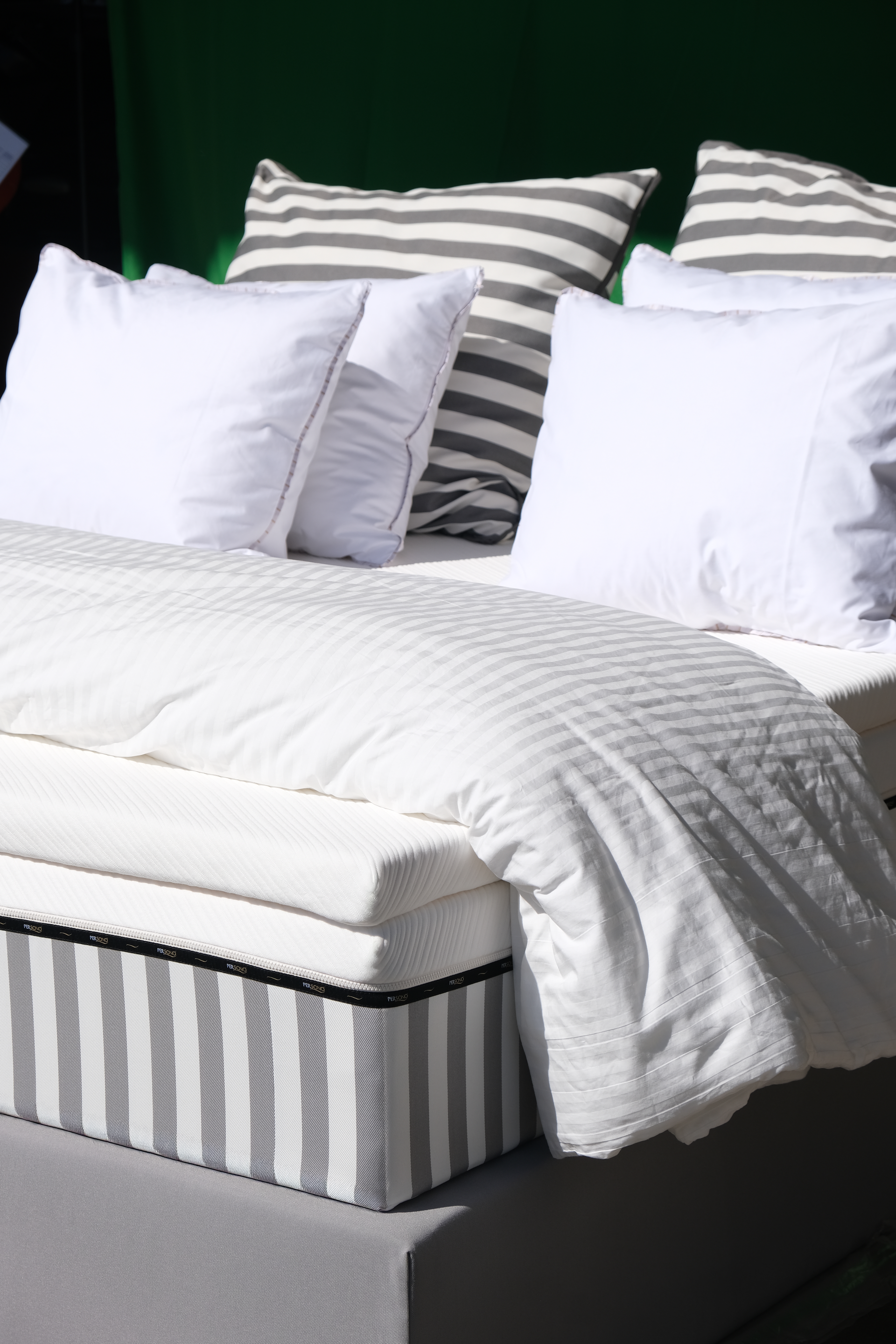 quarto contemporâneo decorado com cama persono e colchão de gama media para descanso personalizado