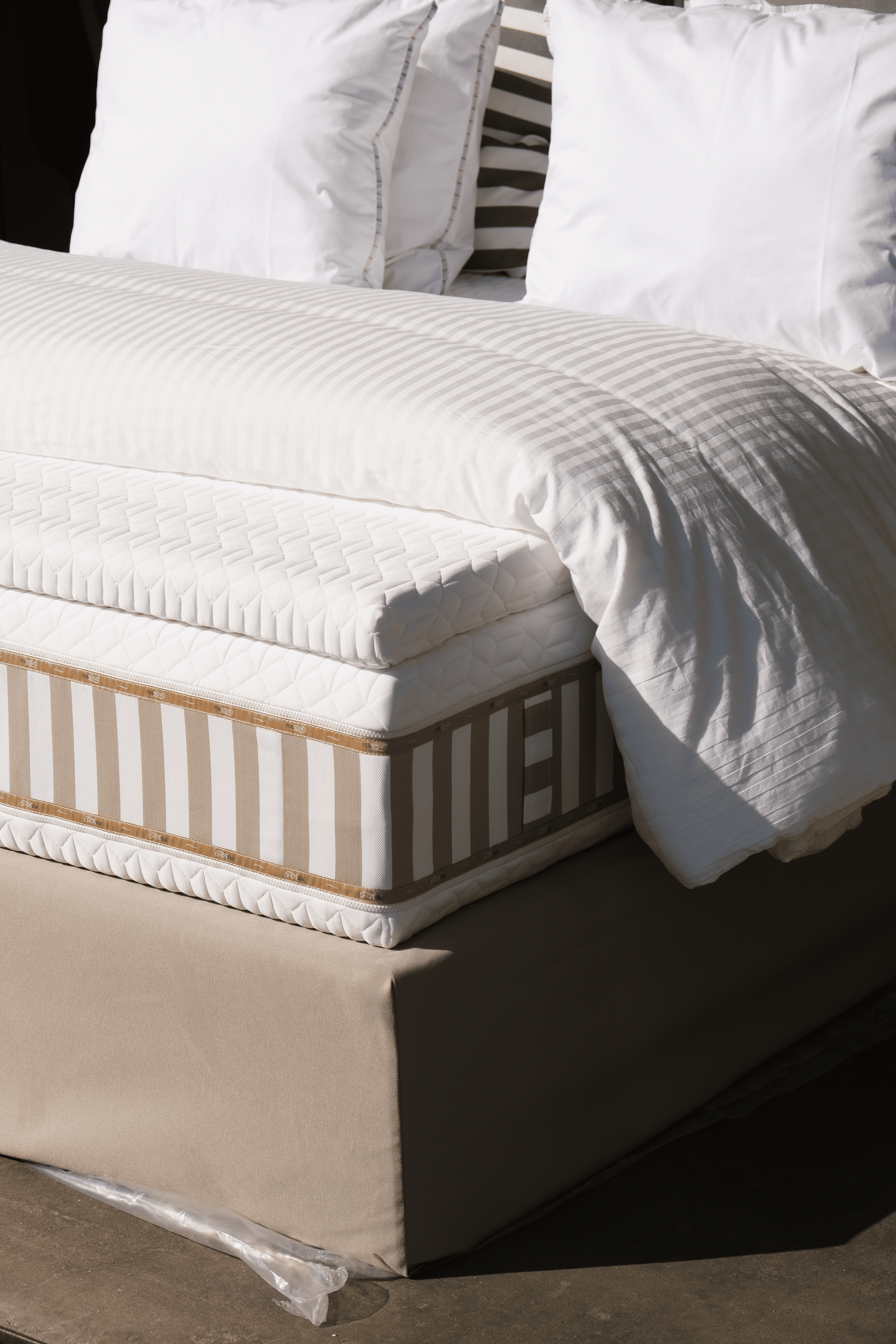 quarto contemporâneo decorado com cama persono e colchão de gama media para descanso personalizado