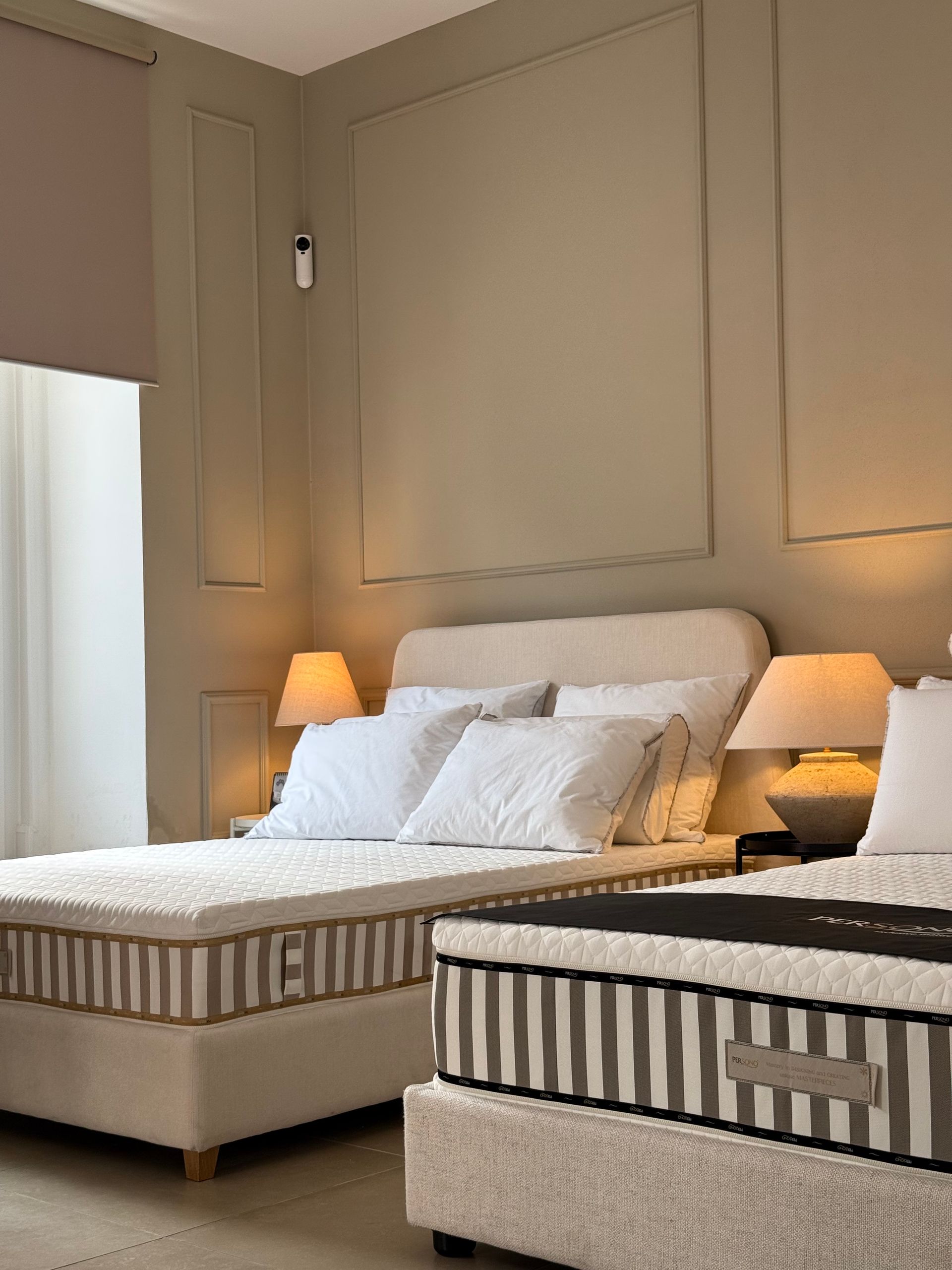 quarto contemporâneo decorado com cama persono e colchão de gama media para descanso personalizado