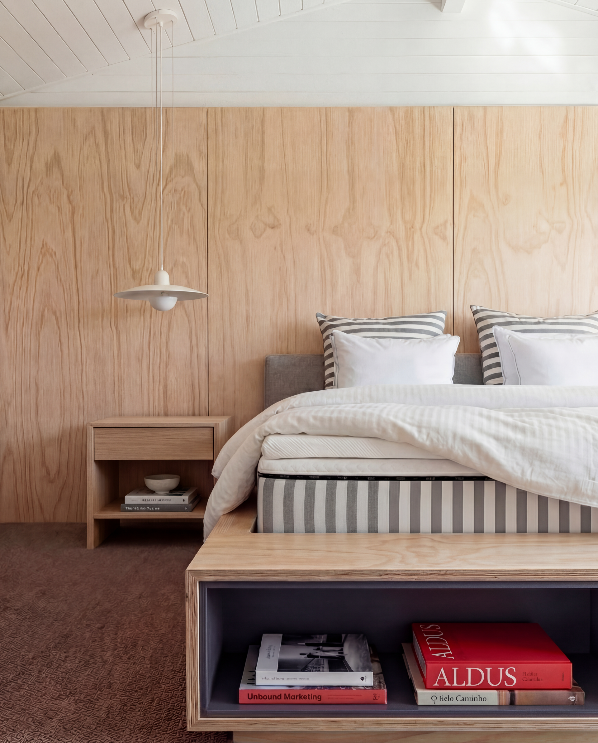 quarto contemporâneo decorado com cama persono e colchão de gama media para descanso personalizado