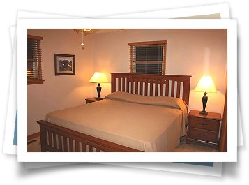 A bedroom with a king size bed and two lamps