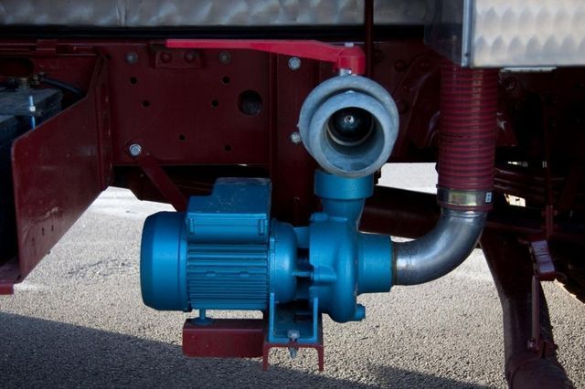 dettaglio blu attacco cisterna