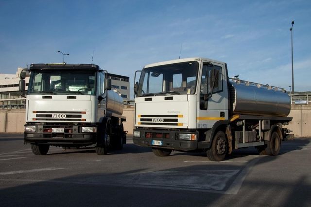 due mezzi con cisterna per acqua