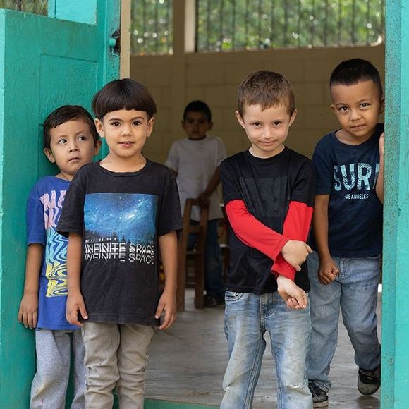 A group of Hondurans in a classroom.