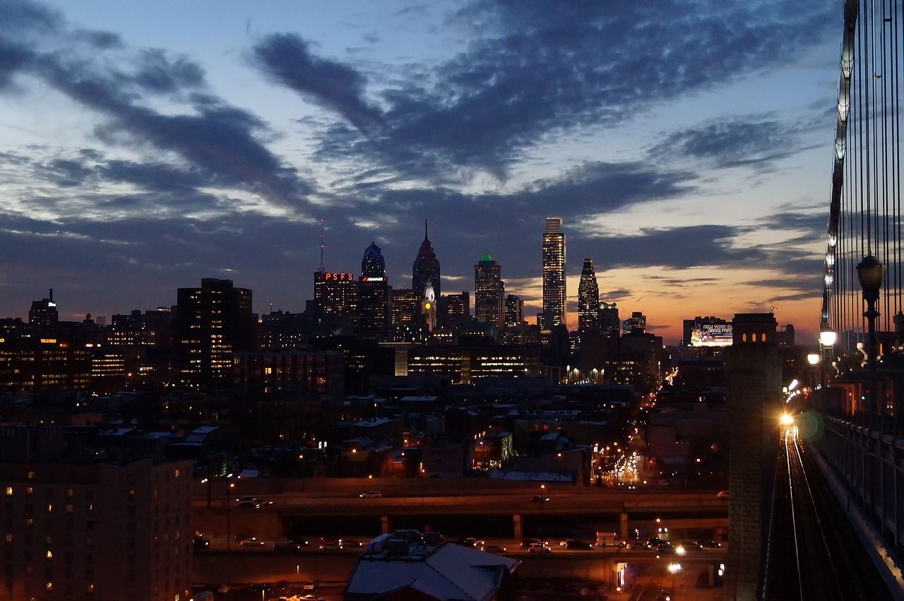 A blurry picture of the philidelphia city skyline at night