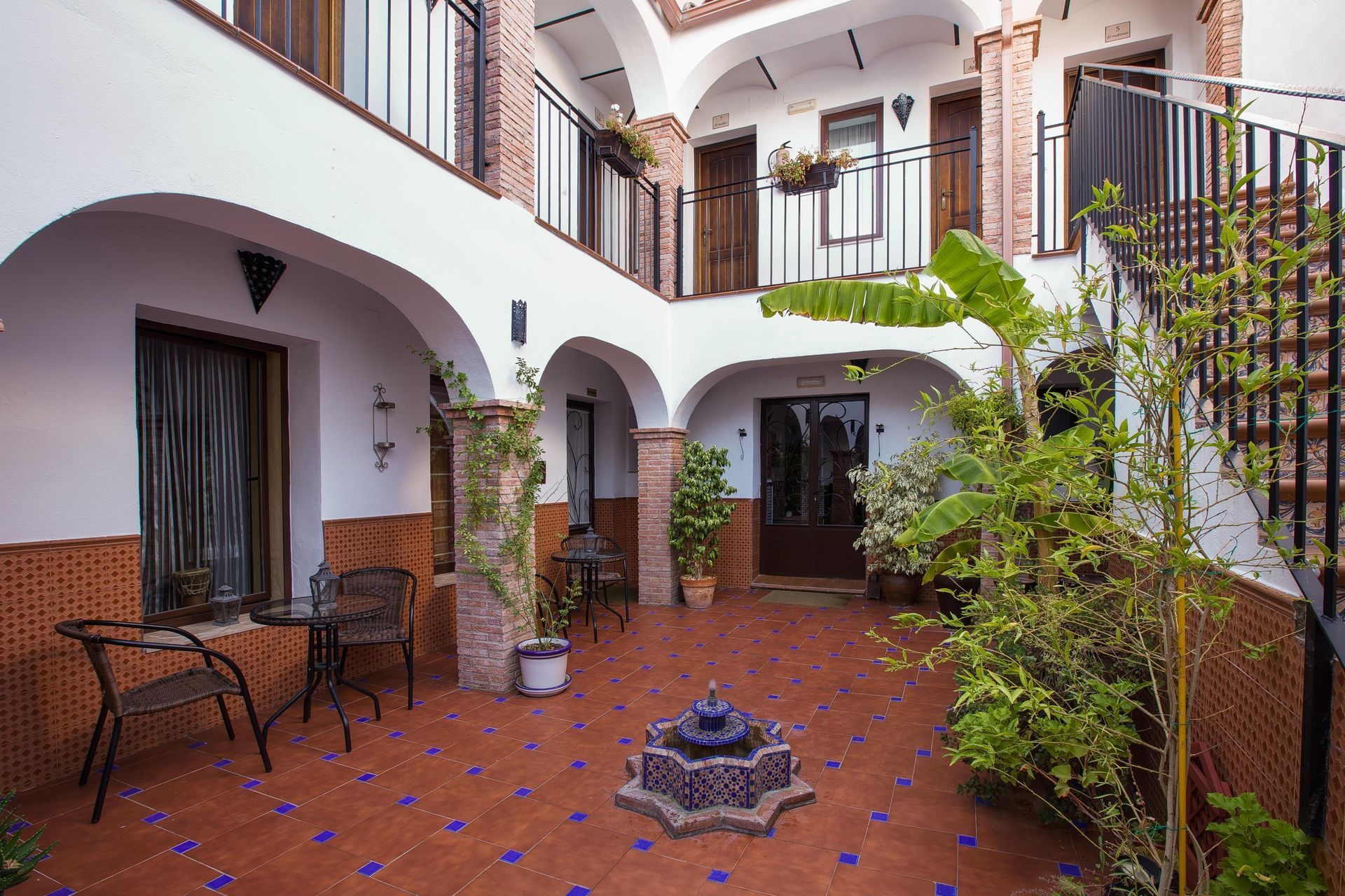 A courtyard with a fountain in the middle of it