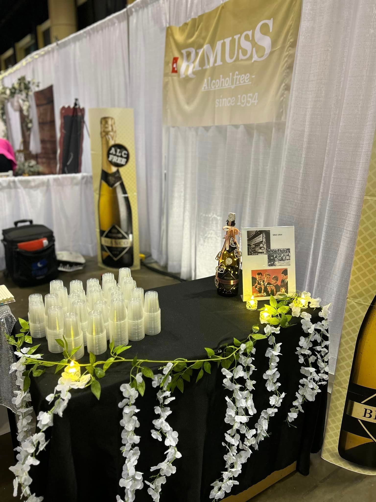 A table with a sign that says romuss on it