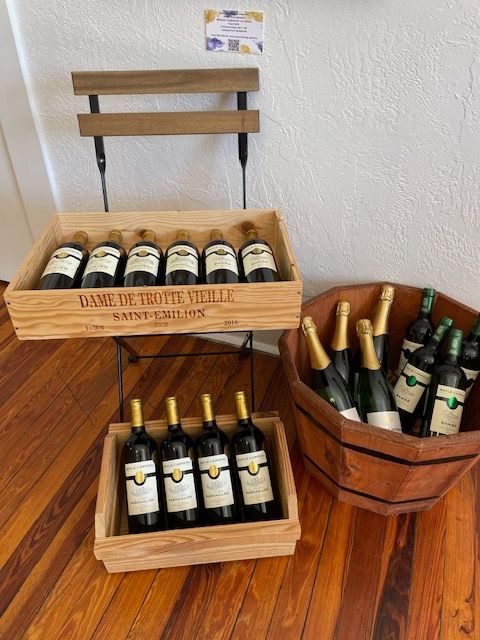 Several bottles of wine are in a wooden crate that says una in tutte stelle