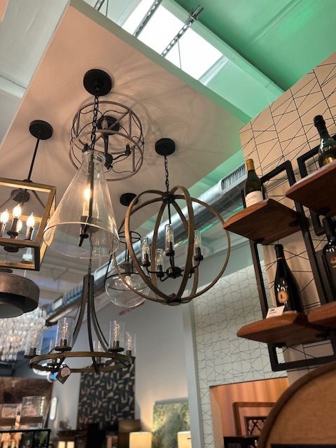 A bunch of lights hanging from the ceiling in a room