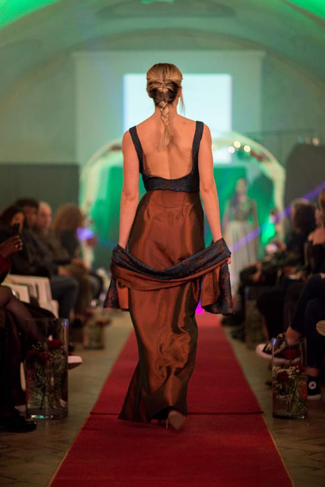 Sfilate con abiti creati nella scuola