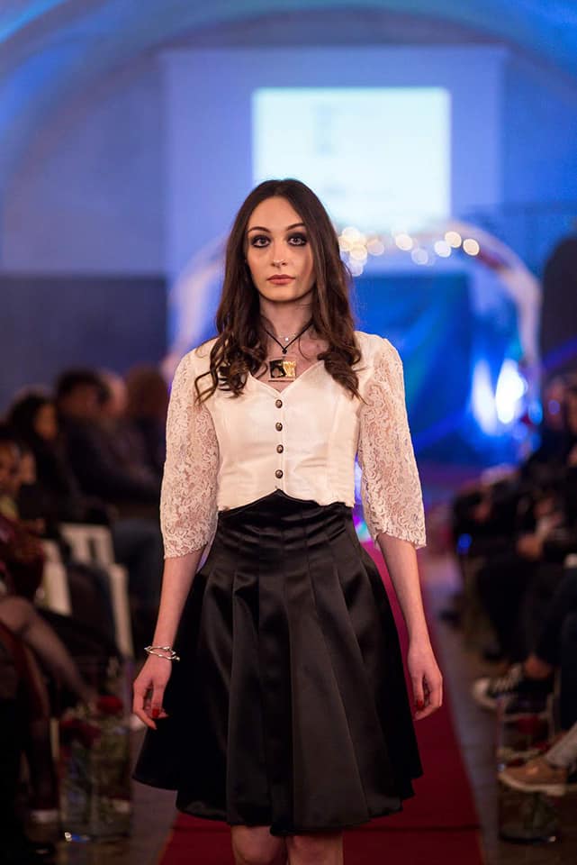 Sfilate con abiti creati nella scuola