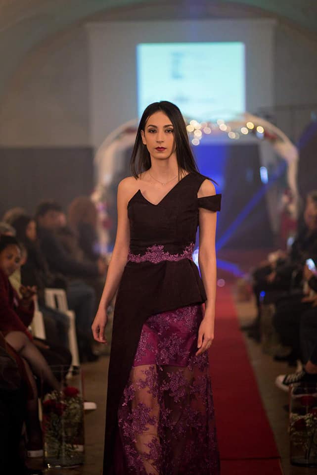 Sfilate con abiti creati nella scuola