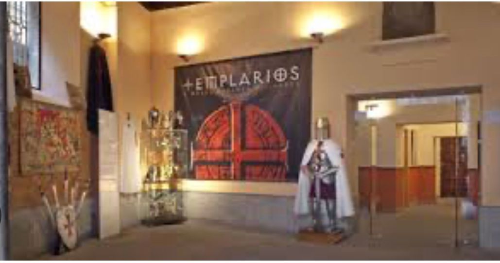 A room with a sign that says emperarios on it