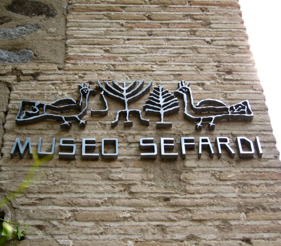 A sign on a brick wall says museo sefardi