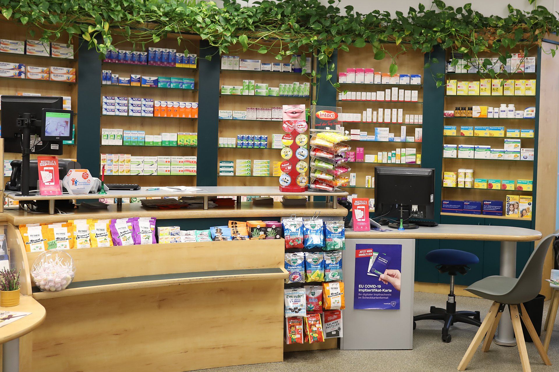 Eine Apotheke mit vielen Regalen und einer Theke