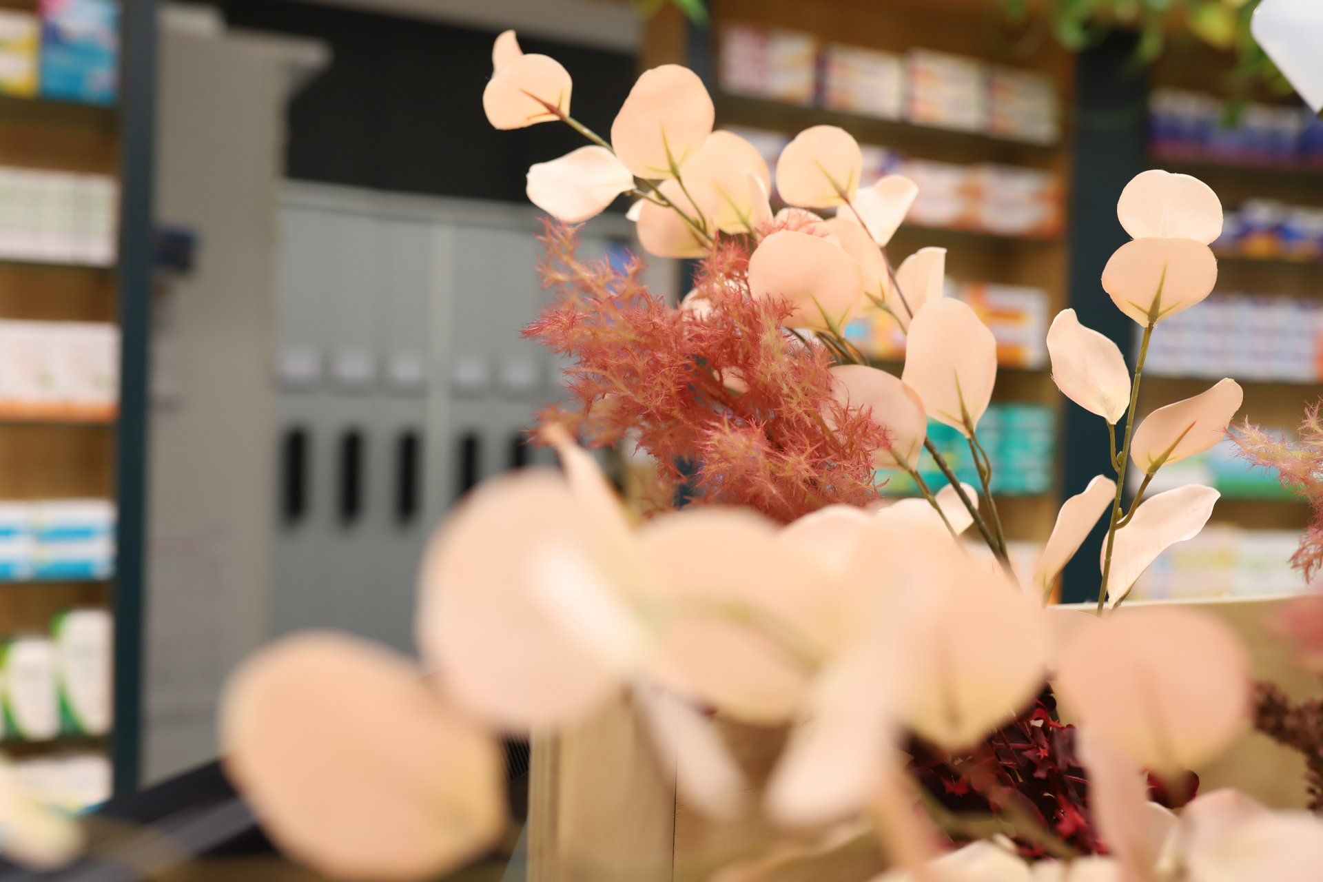 Eine Nahaufnahme von Blumen in einer Vase in einer Apotheke.