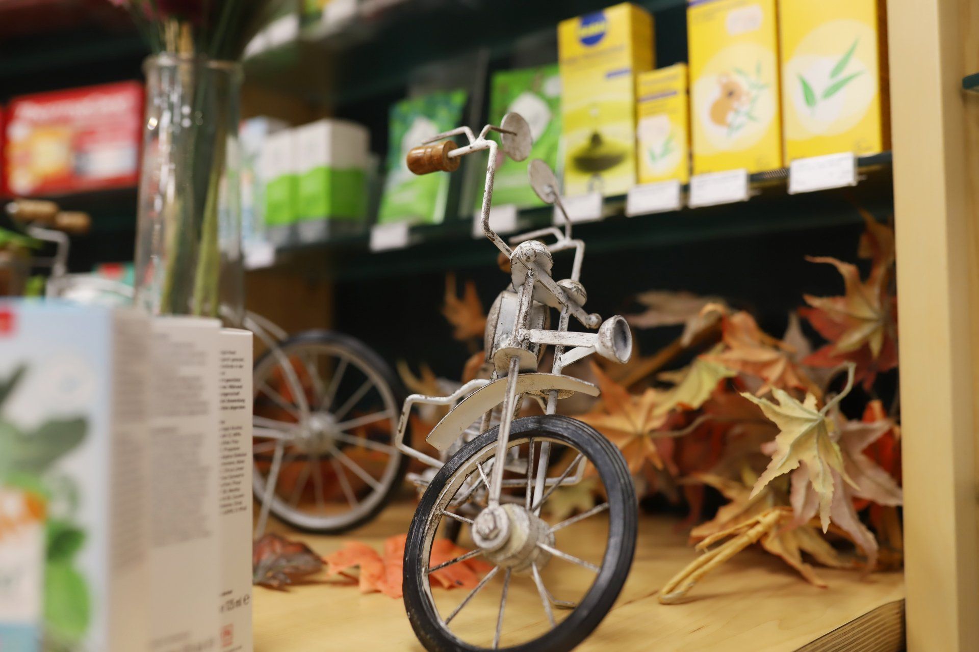 In einem Geschäft steht auf einem Regal ein Miniaturfahrrad.