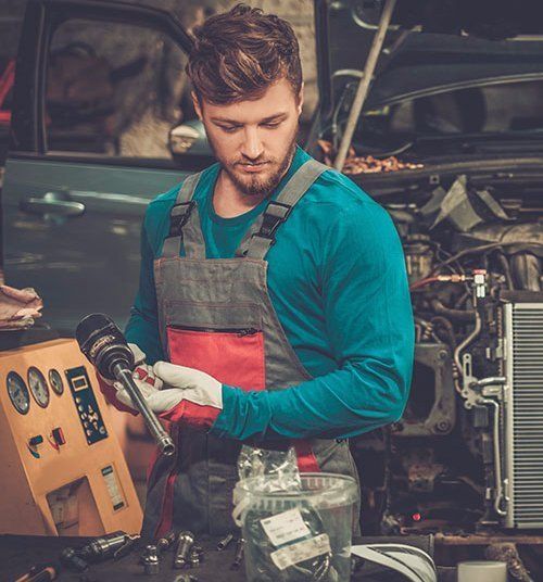 Expert doing the car repair 