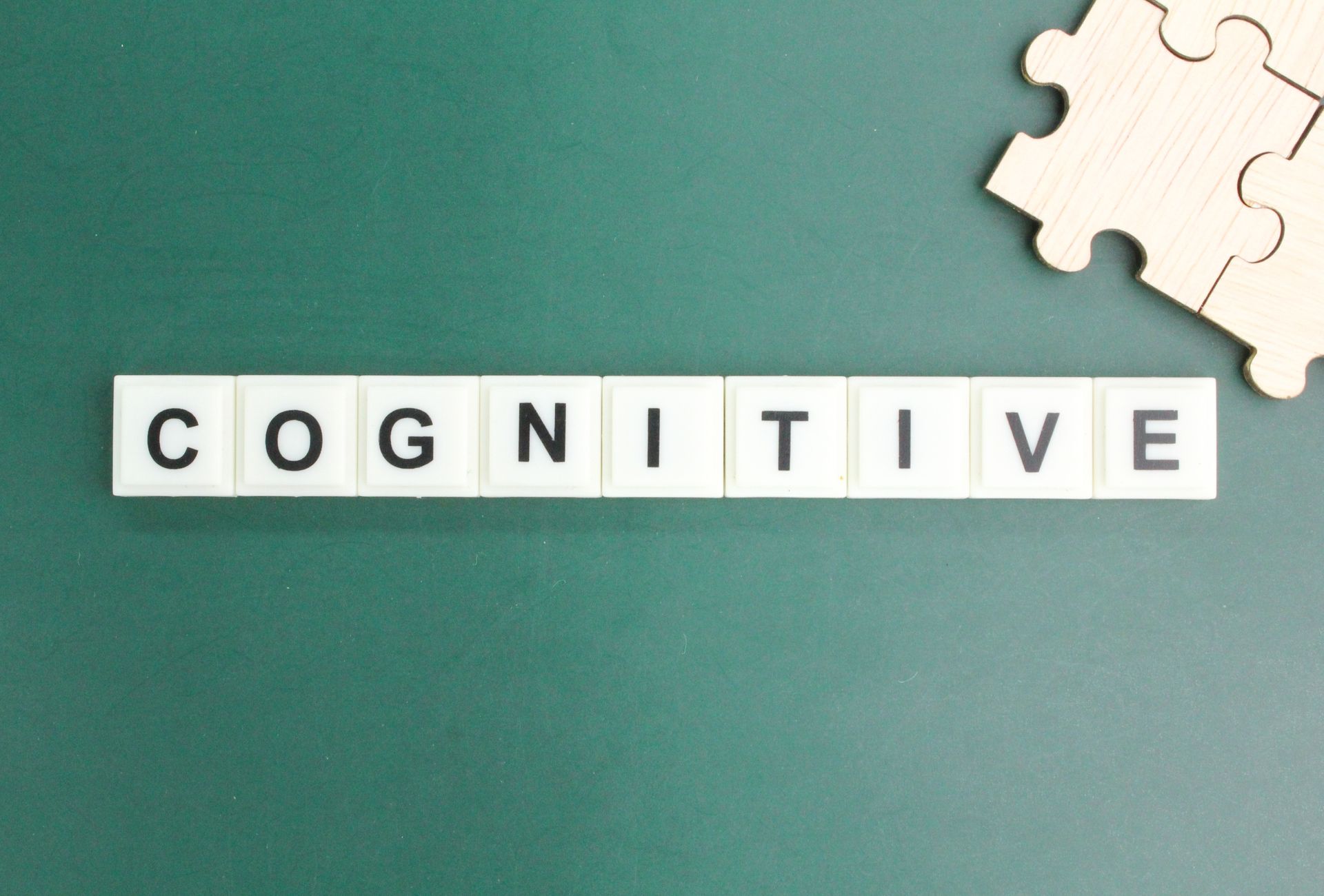 a palavra cognitivo está escrita em um quadro negro ao lado de uma peça do quebra-cabeça