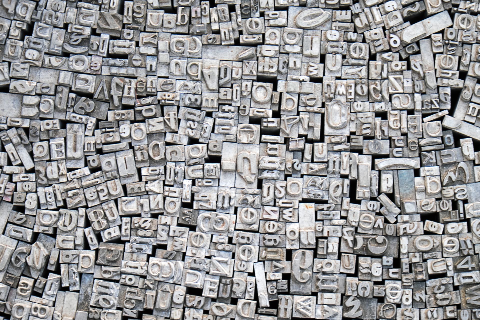 Uma pilha de letras e números estão empilhados uns sobre os outros.