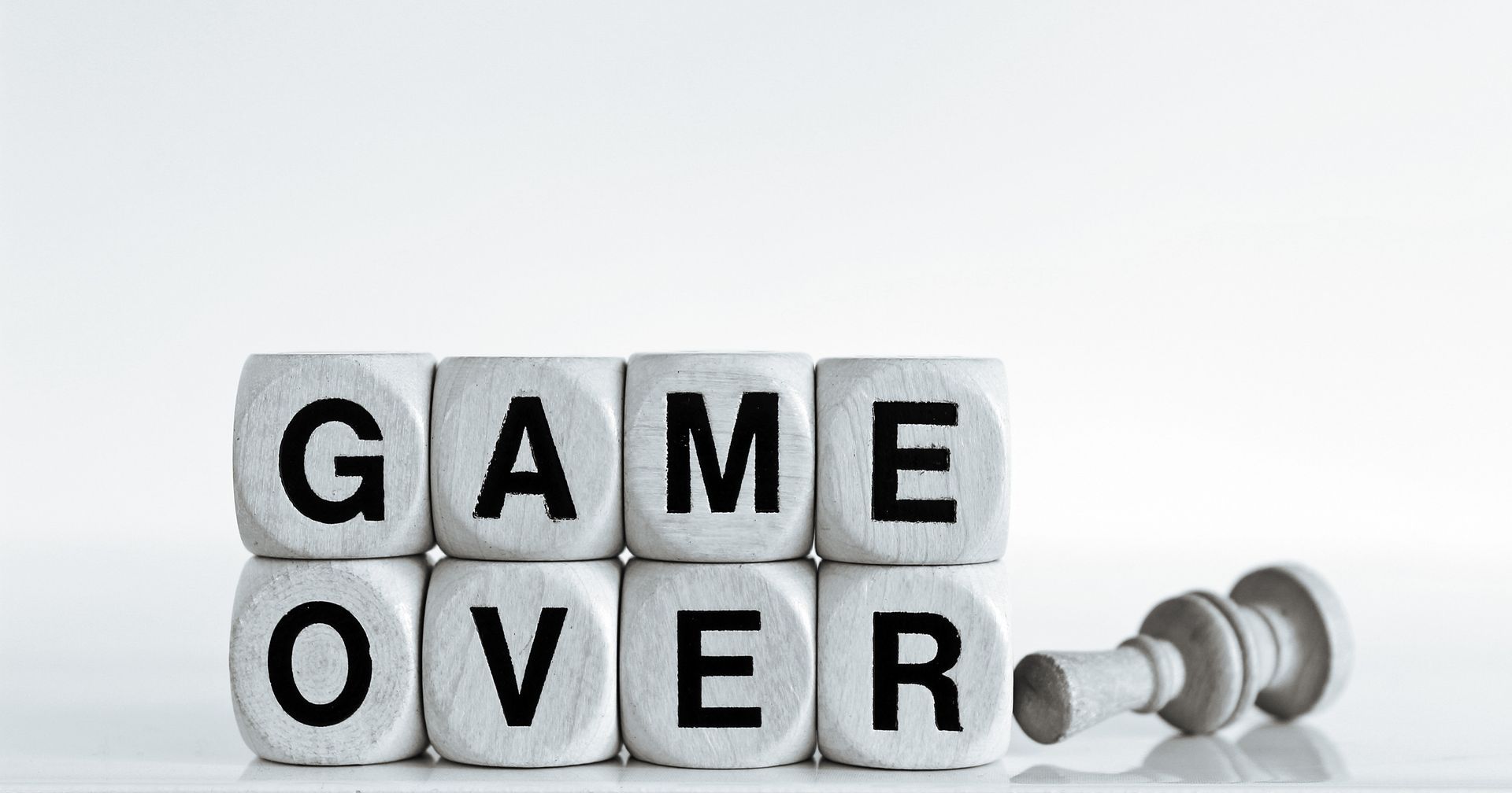 o jogo de palavras está escrito em cubos de madeira ao lado de uma peça de xadrez.
