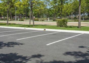 construction workers paving - paving services in Oak Lawn, IL
