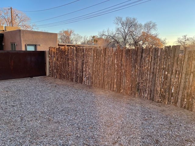 Traditional coyote latilla fence installation in Santa Fe NM home