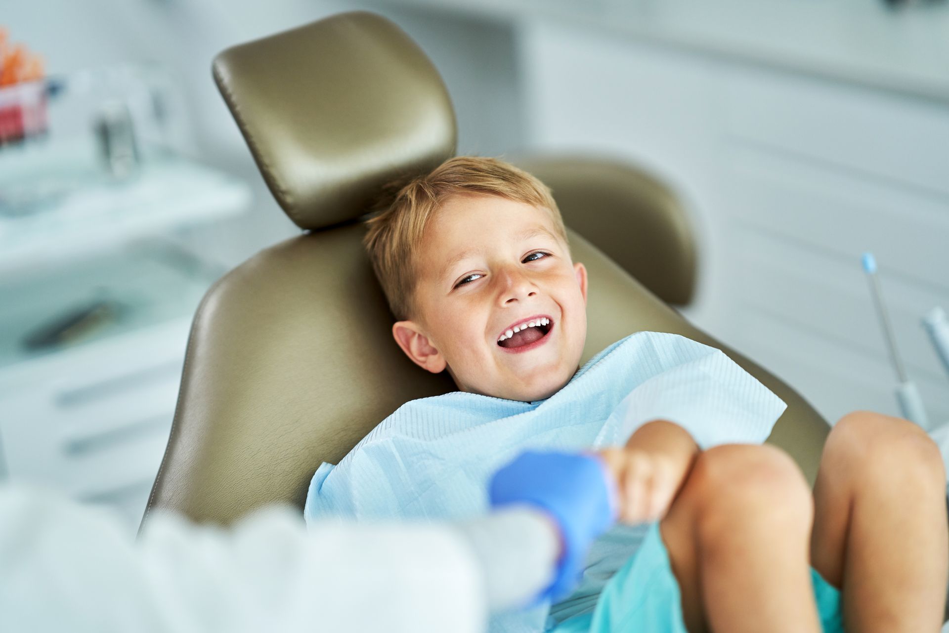 Boy smiling in dentist chair | About Tarrytown NY 10591's best pediatric dentist | dentista pediátrico español 