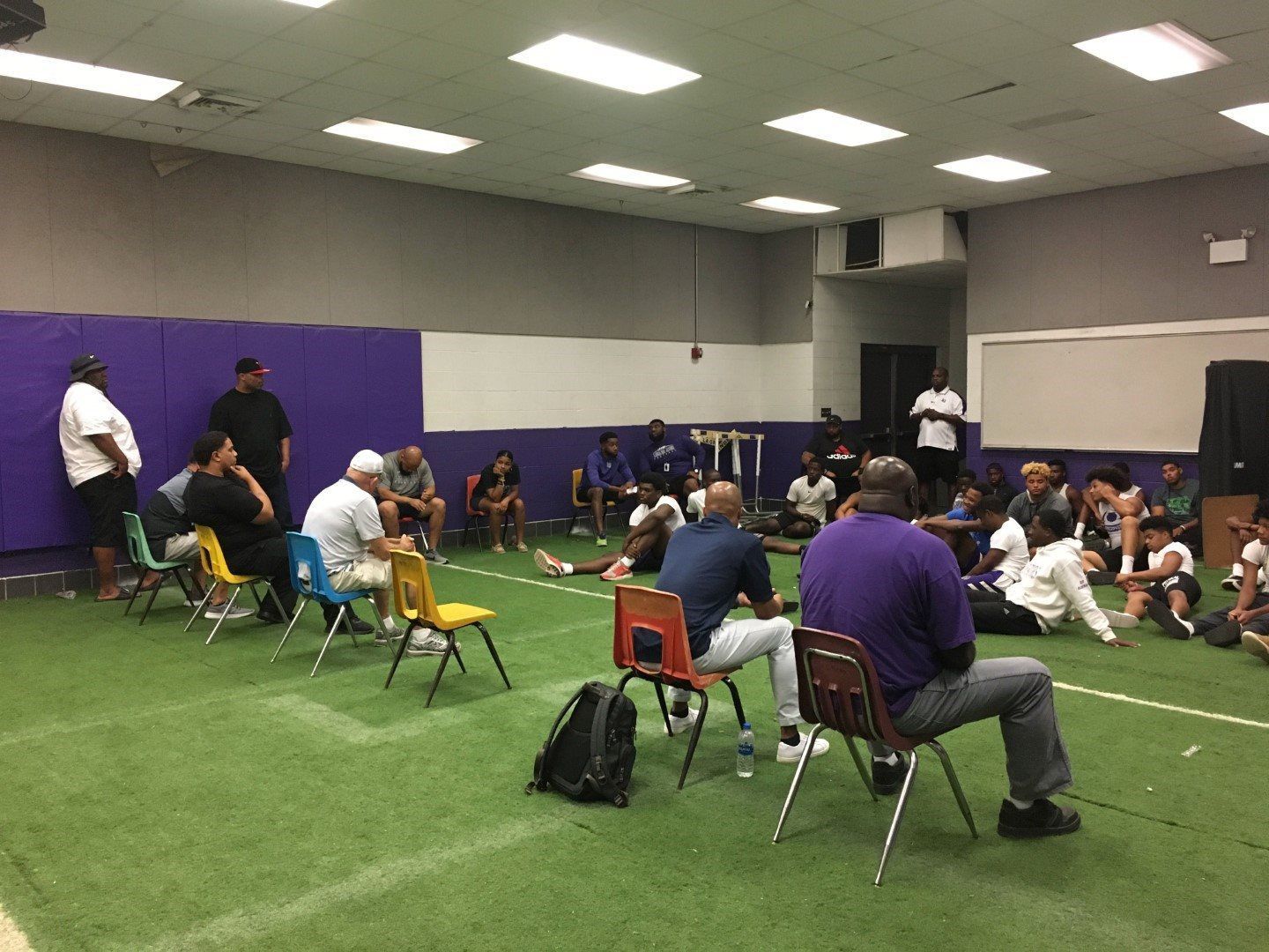 A group of people are sitting in chairs in a room.