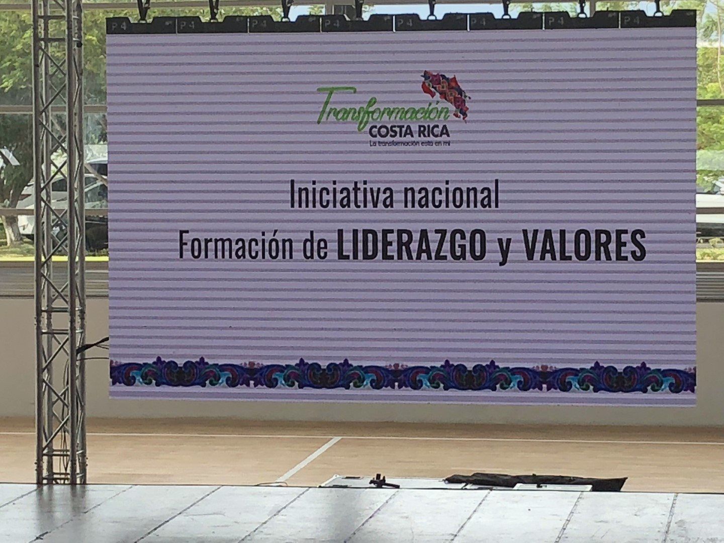 A large screen that says iniciativa nacional formacion de liderazgo y valores