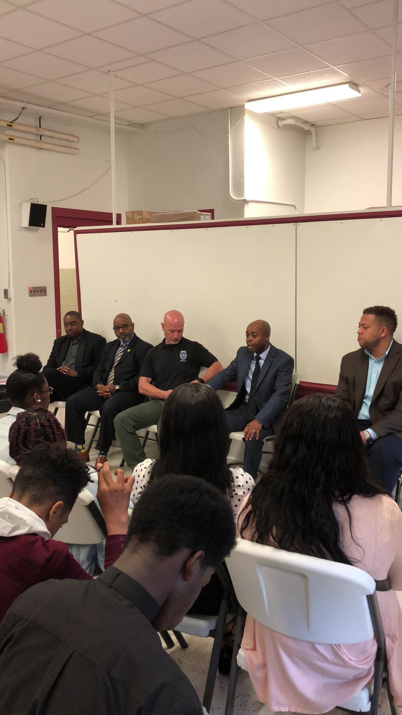 A group of people are sitting in chairs in a room.