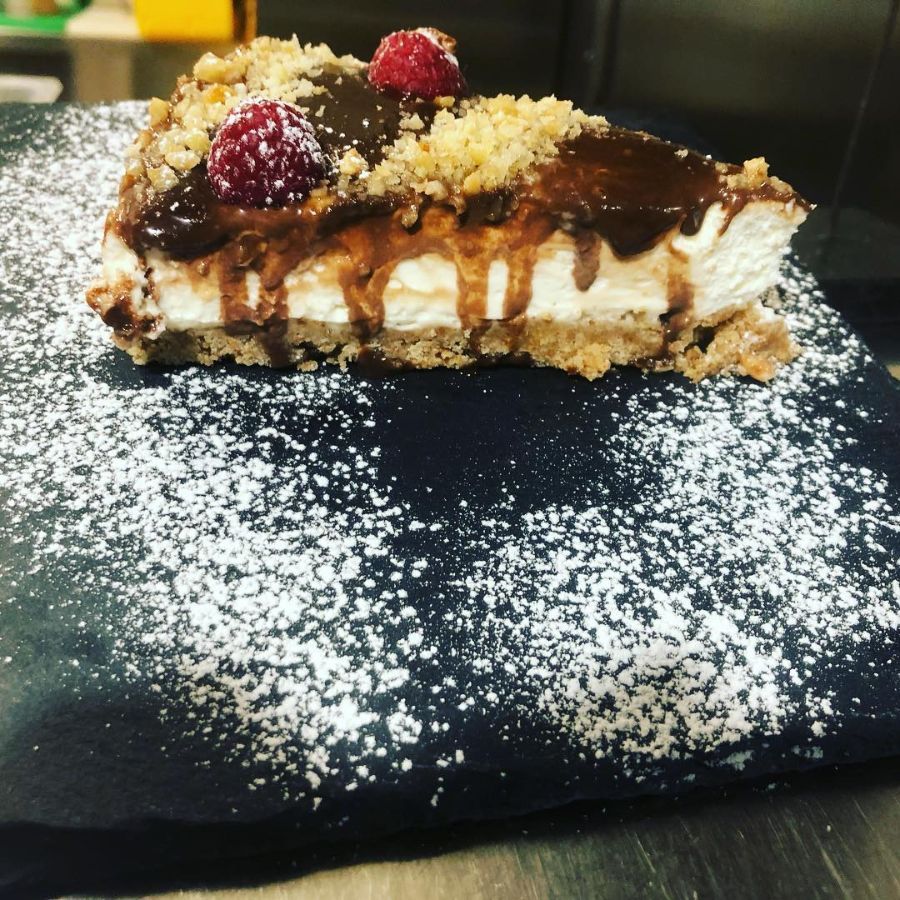 Fetta di torta con salsa al cioccolato