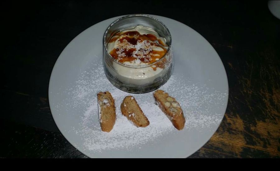 Dolce fatto in casa con amaretti