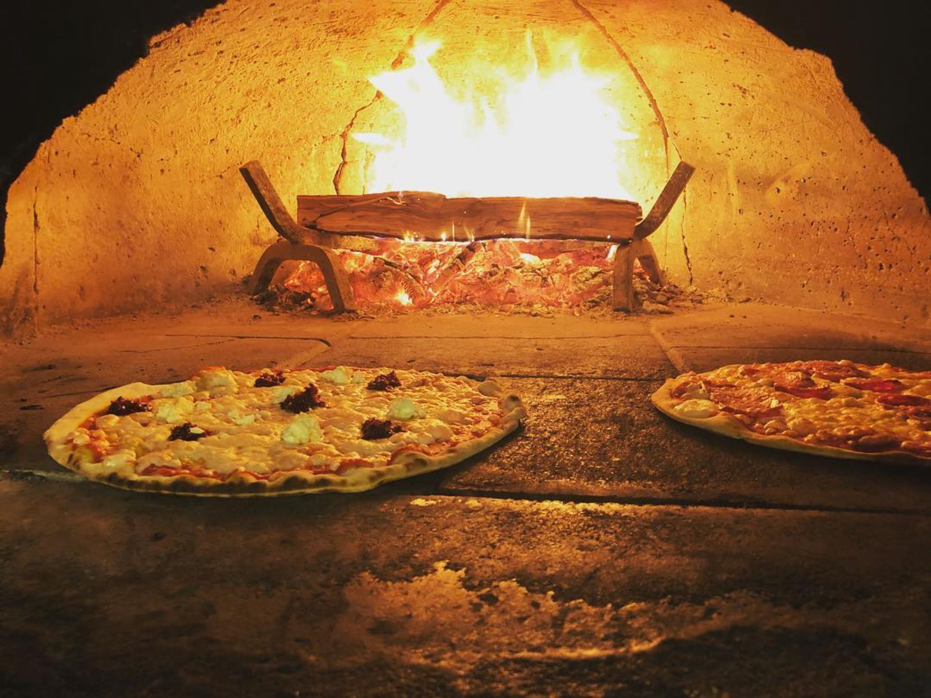 Pizze cotte nel forno a legna