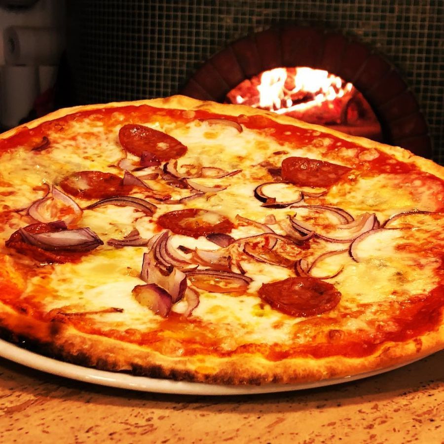 Pizza con salame piccante e cipolla di Tropea