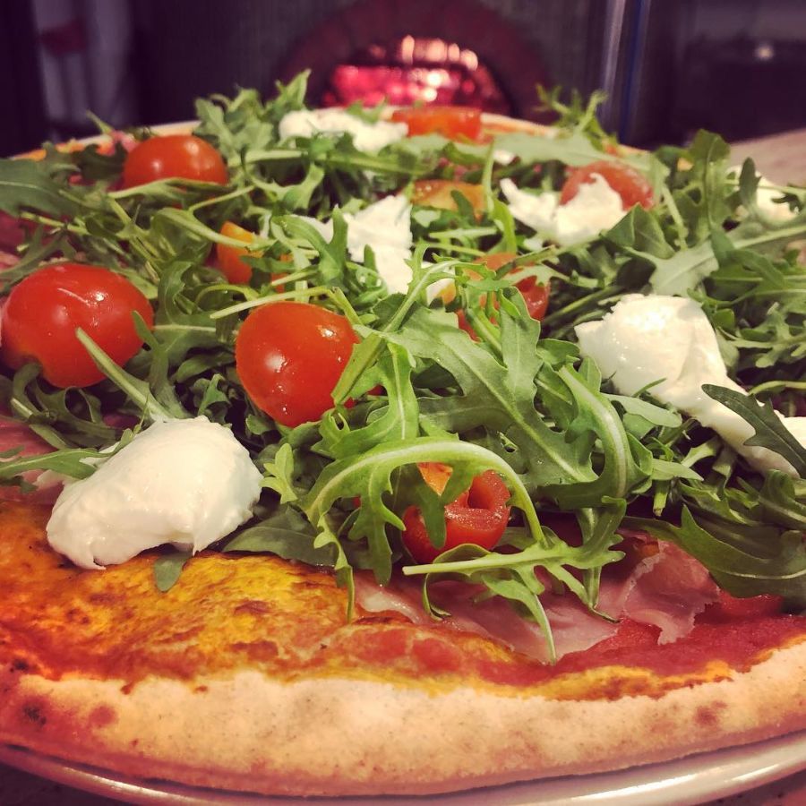 Pizza con pomodori, mozzarella e rucola