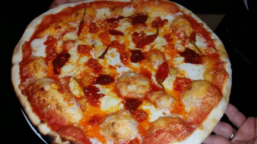 Pizza con pomodoro e salsa