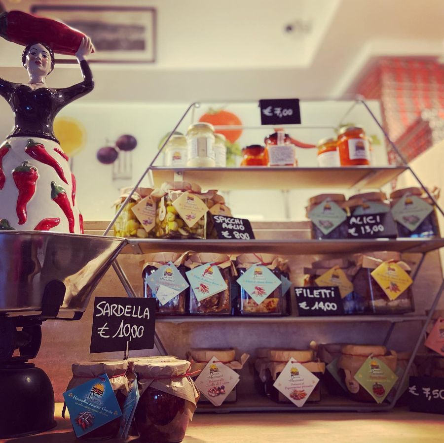 Prodotti tipici calabresi su uno scaffale
