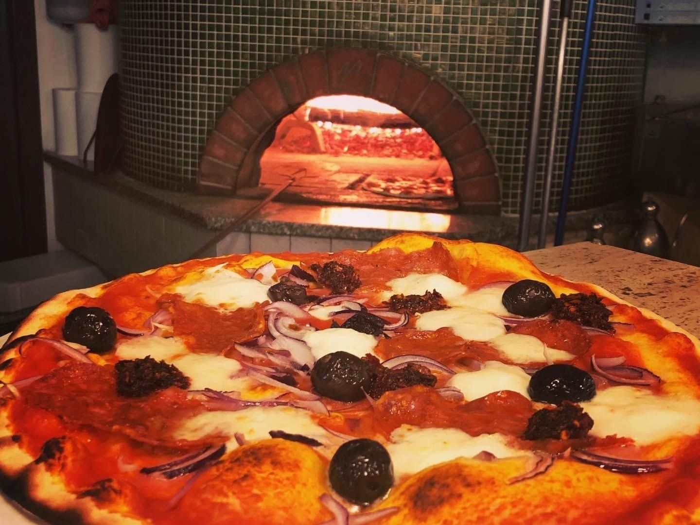 Pizza con olive nere