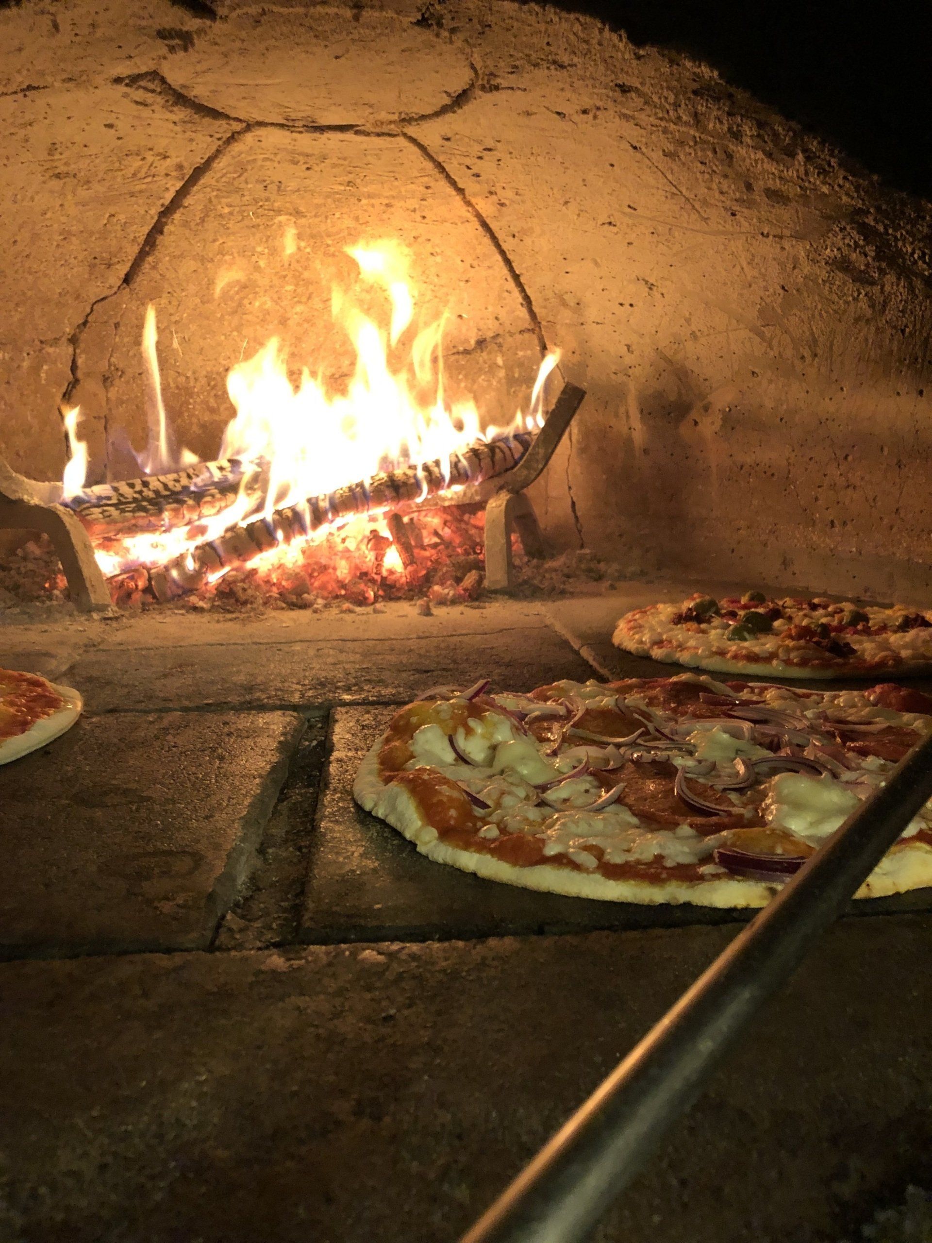 Pizze cotte nel forno a legna