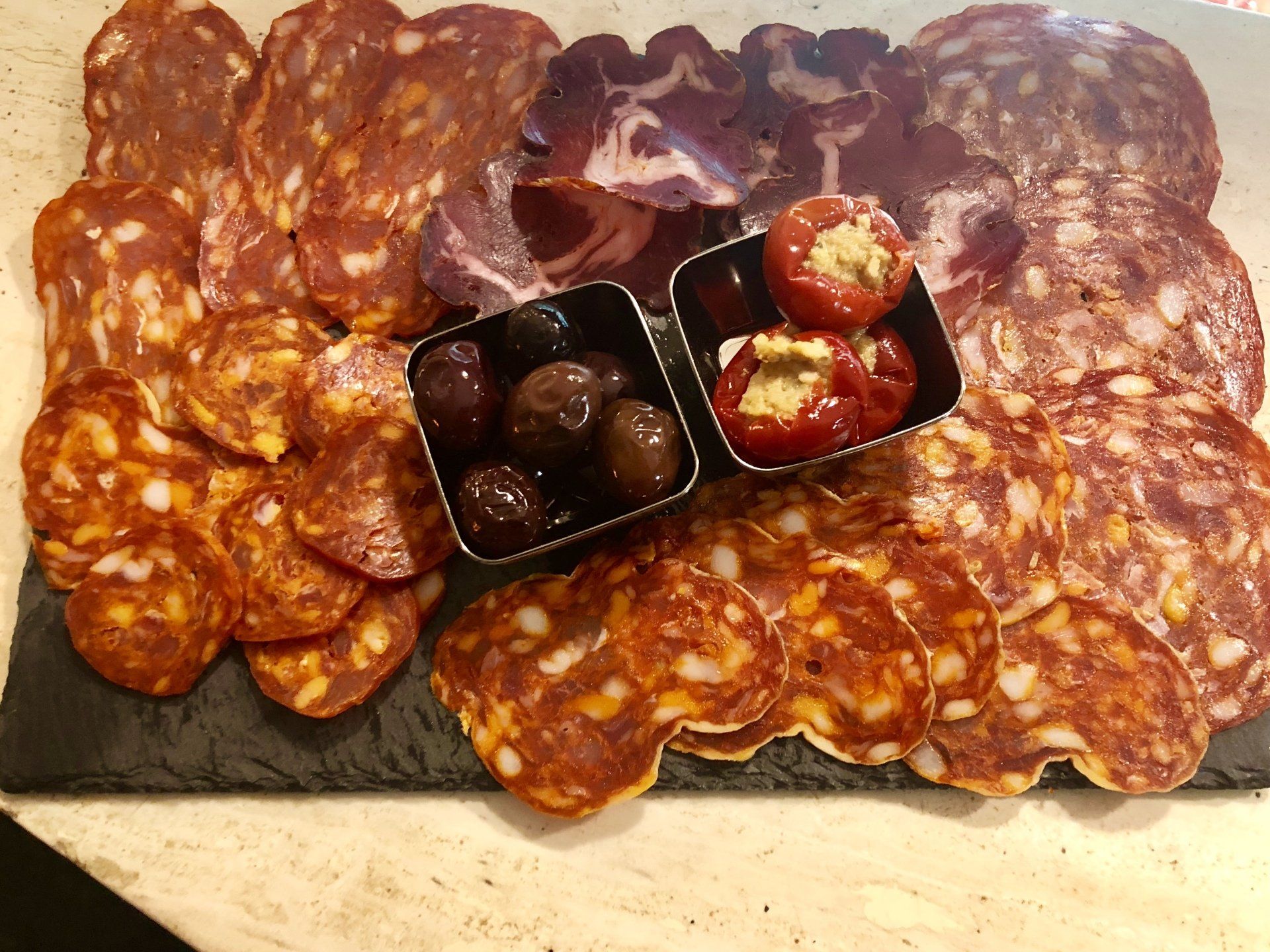 Tagliere in legno salumi e olive