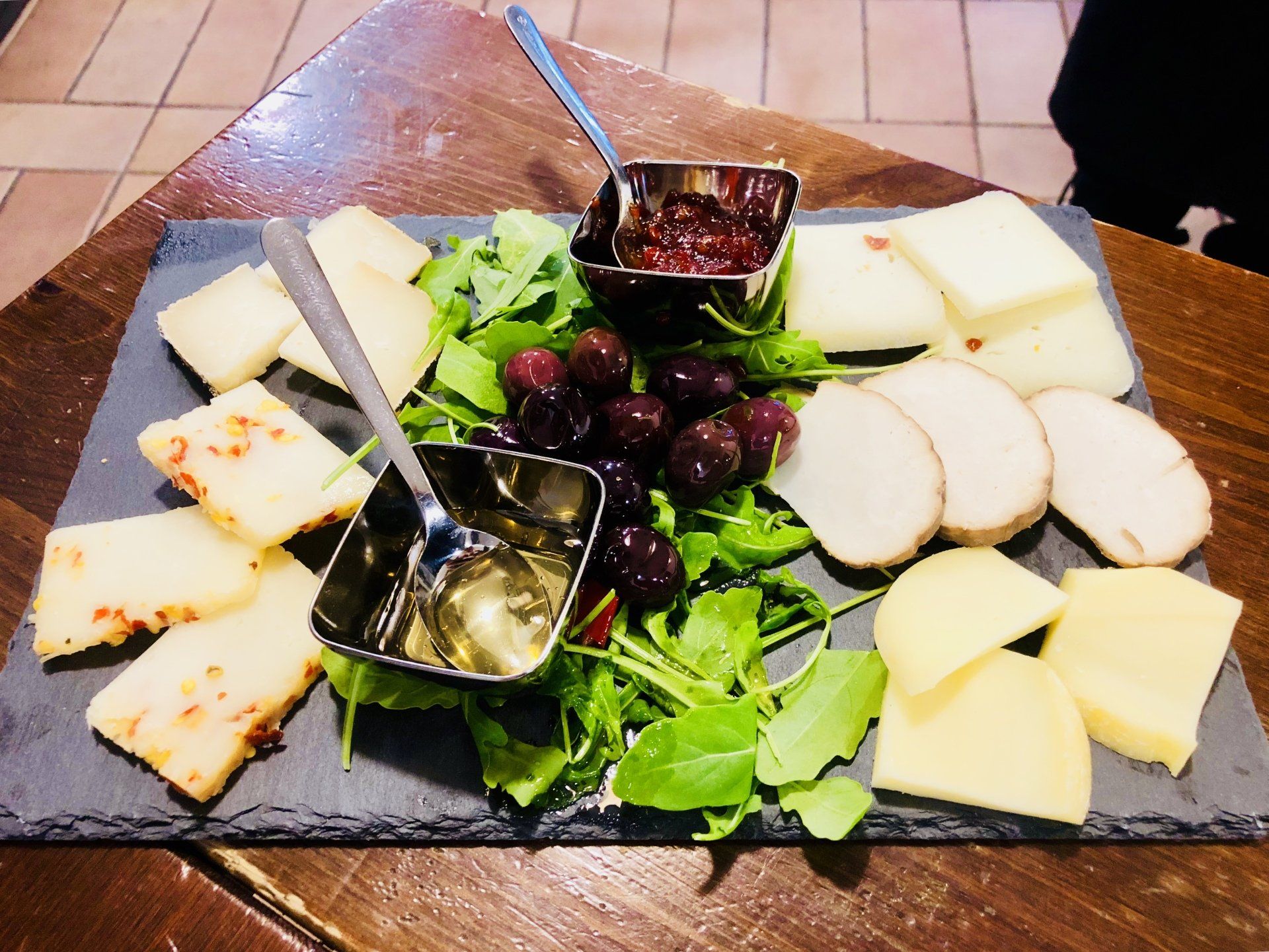 Tagliere di formaggi e conserve