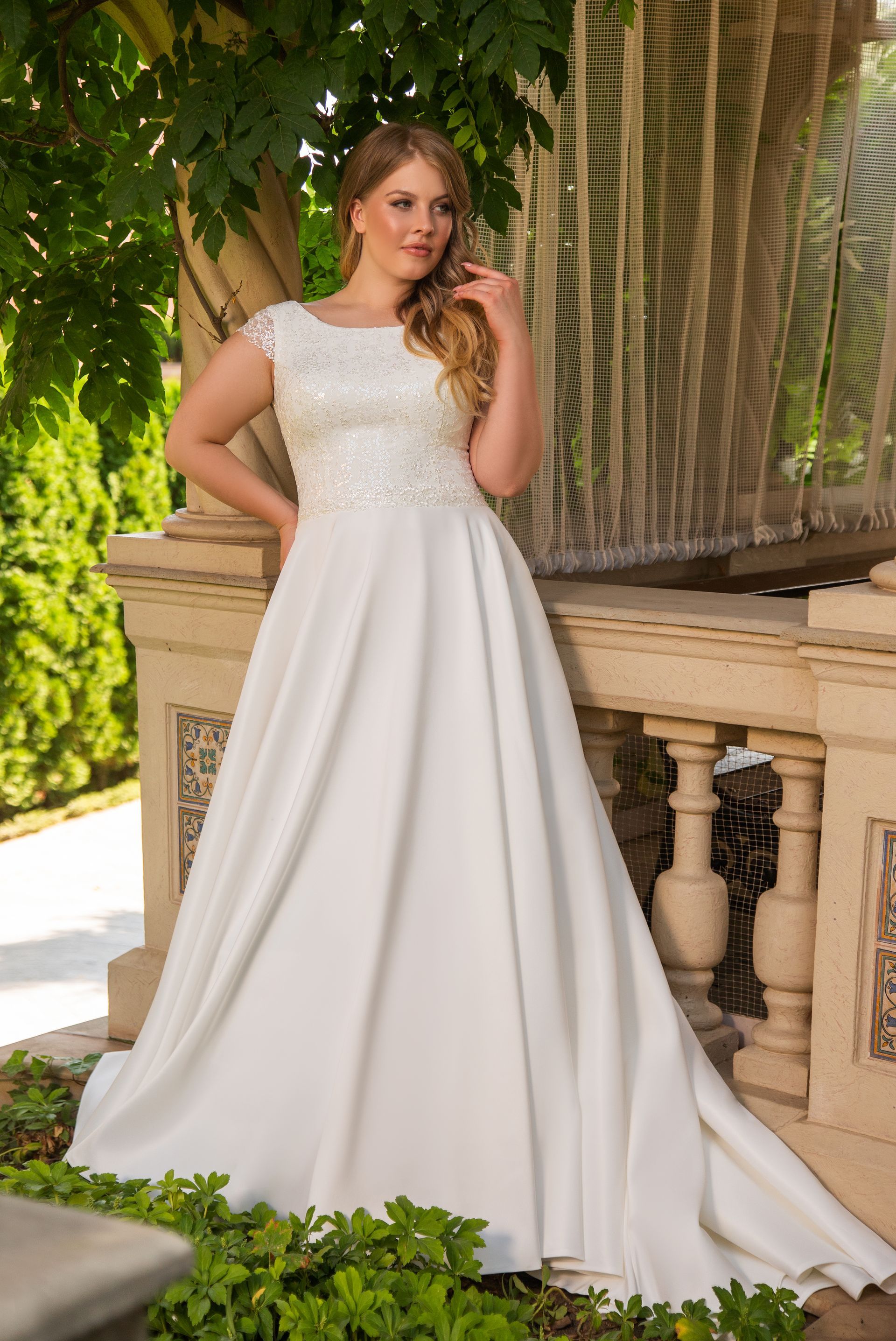 modella con abito da sposa su misura