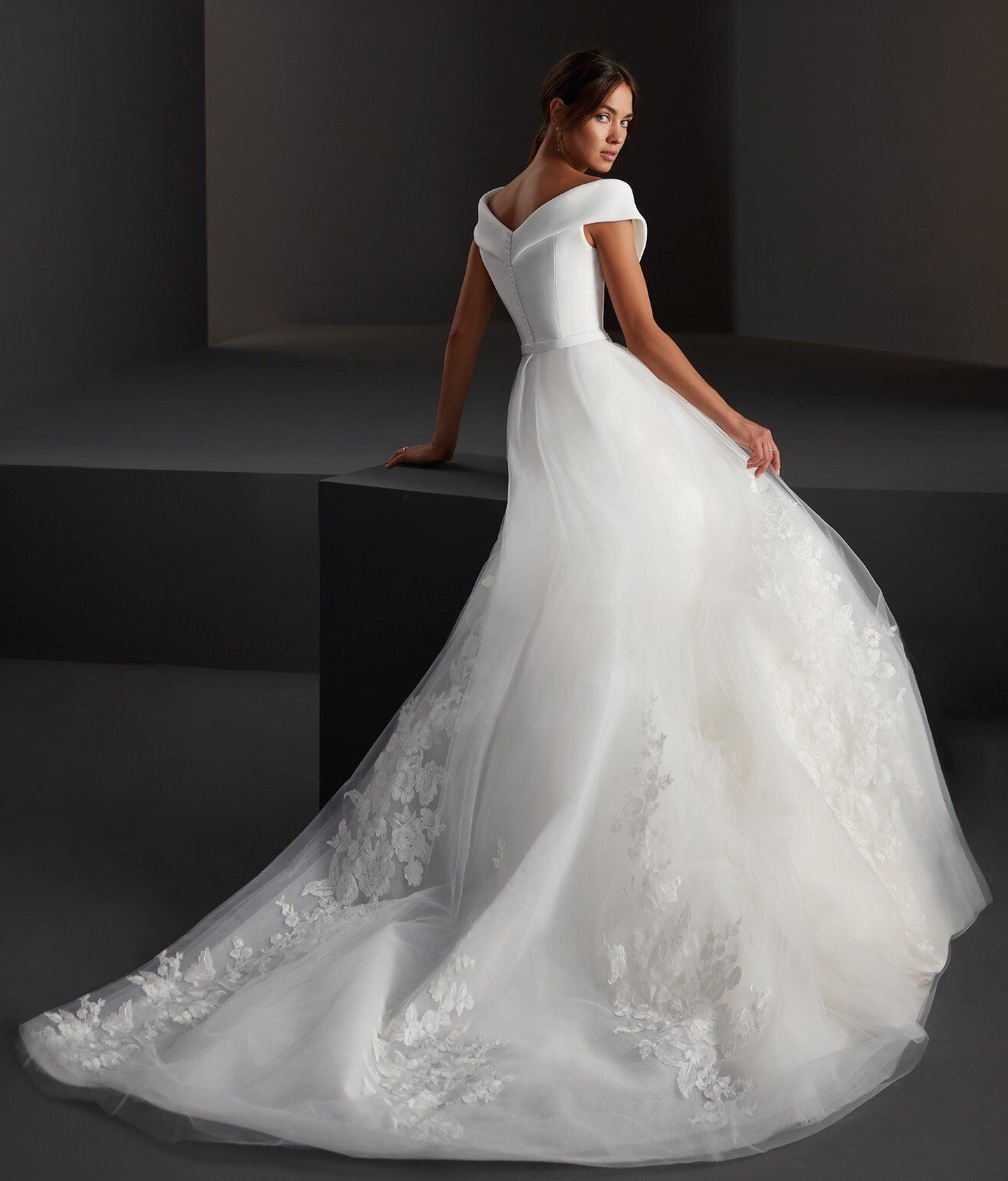 modella con abito da sposa