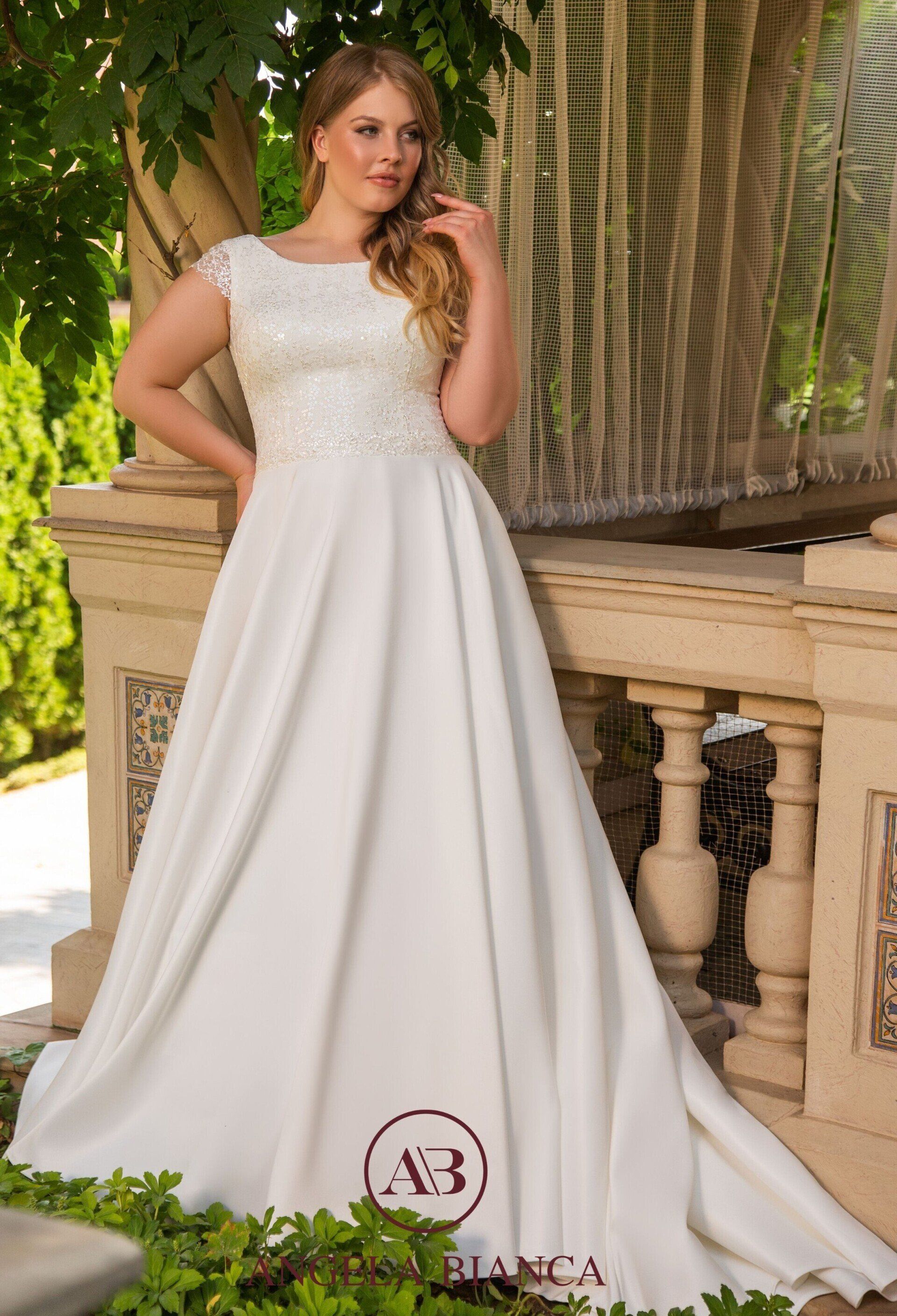 modella con abito da sposa su misura