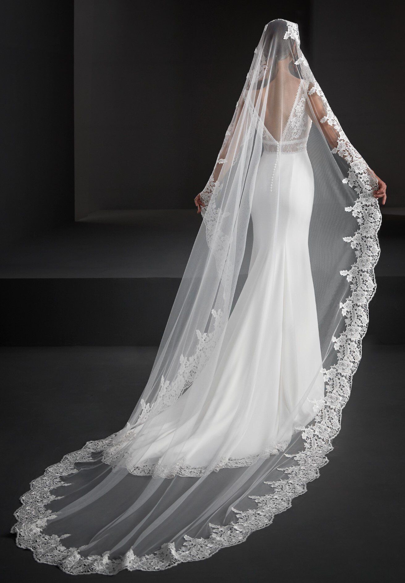 modella con accessori da sposa