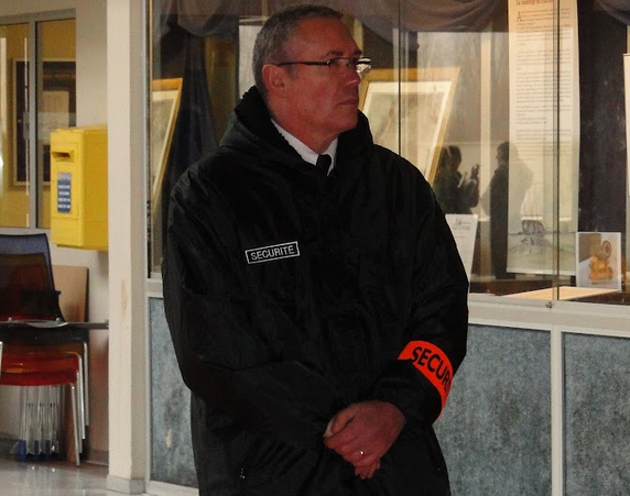 Un homme portant une veste noire avec le numéro 12220 dessus